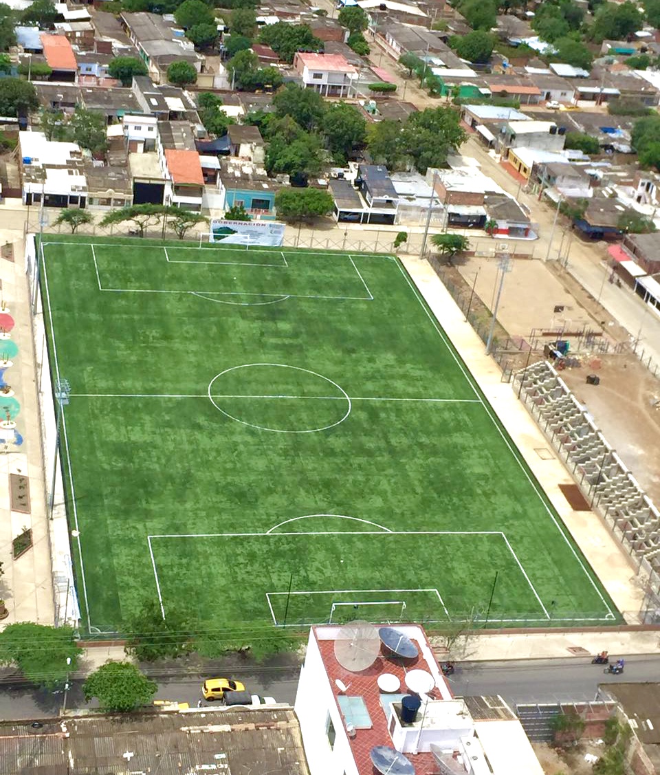 Cancha de fútbol con iluminación